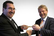 B.U. from left Kurt M. Lang (GF BQS) and Dr. Andreas Hey (GF EPRD) at the symbolic handover of the keys.